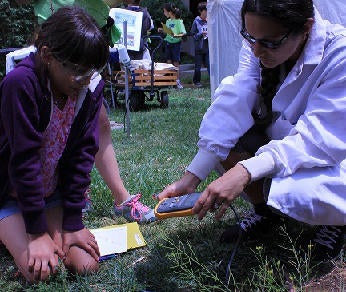 Lindy with 5th grader at Plant Discovery Day (c) UCR